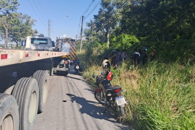 Colisión entre auto y camión
