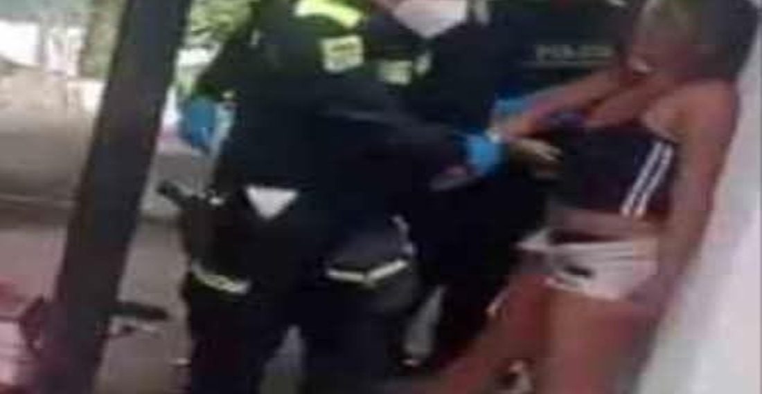 Una mujer captada en video