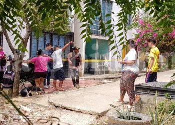 Un hombre en su vivienda