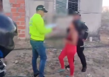 Una madre de 17 años de edad