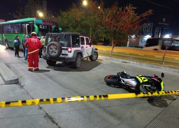 El motociclista perdió el control