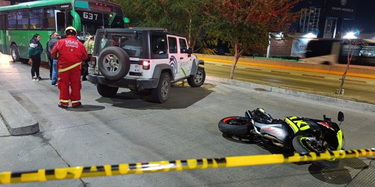 El motociclista perdió el control