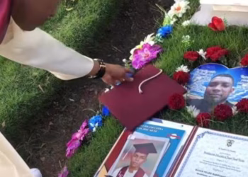 Se graduó y fue a la tumba