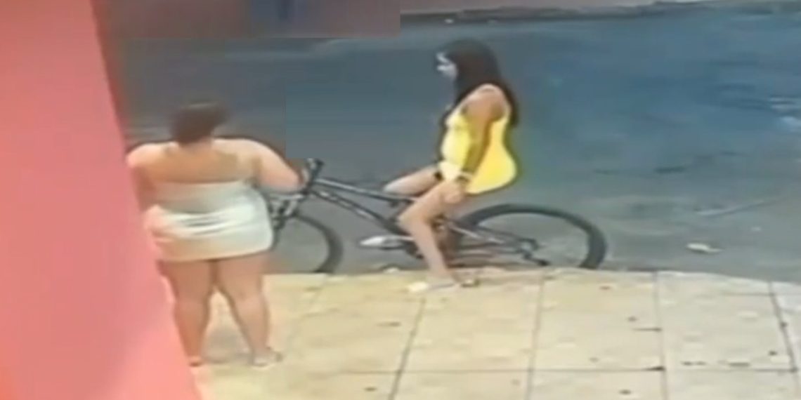 A una joven embarazada.