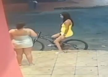 A una joven embarazada.