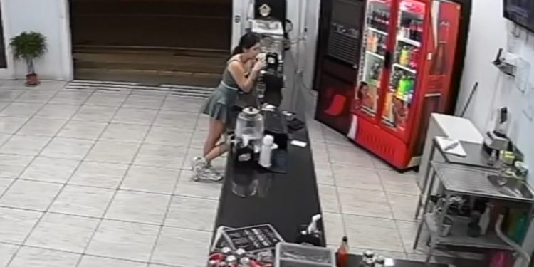 Mujer que practicaba jiu-jitsu