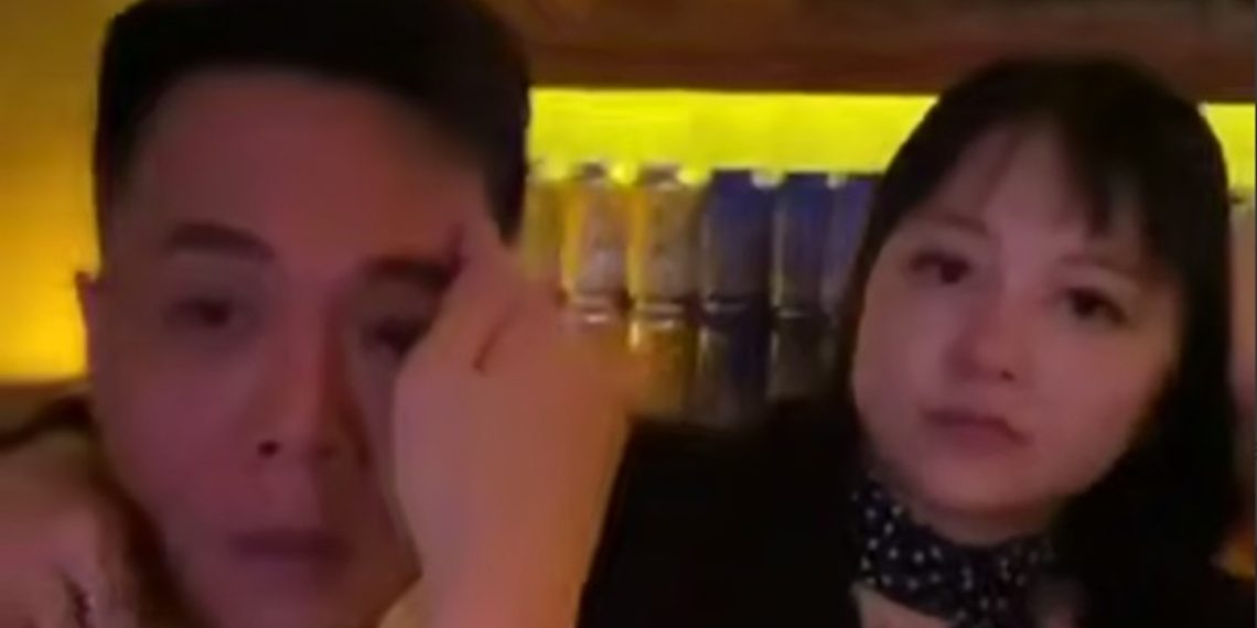 La encontró con otro en el restaurante.