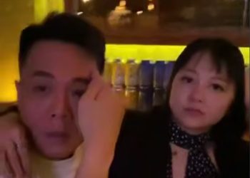 La encontró con otro en el restaurante.