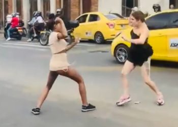 Mujeres con afilados grandes