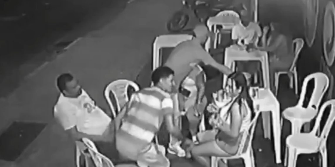 Por hablar con su novia