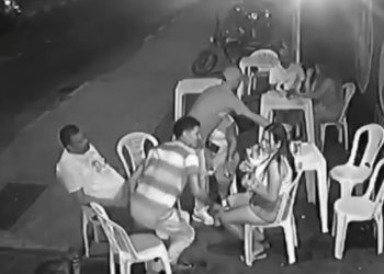 Por hablar con su novia