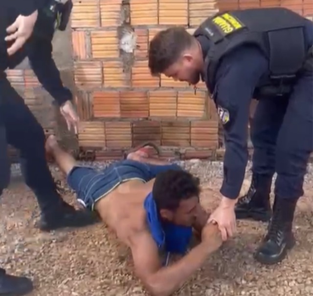 El esposo de la mujer mientras era arrestado.