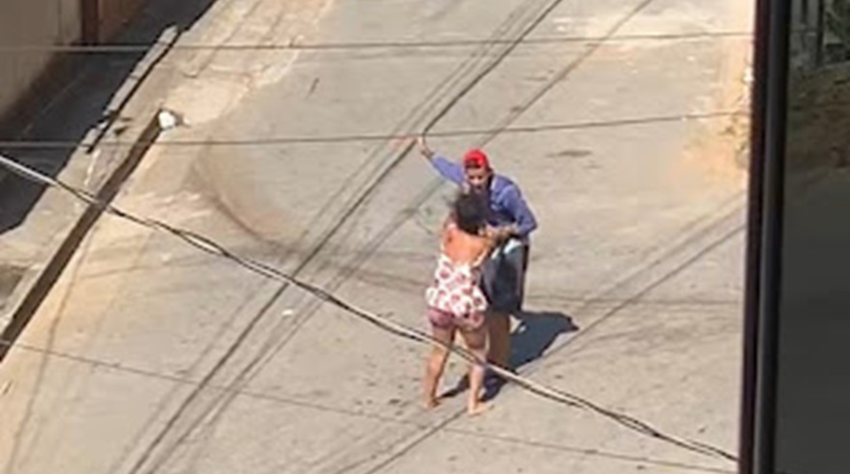 Discusión entre una pareja termina en forcejeo en plena vía pública