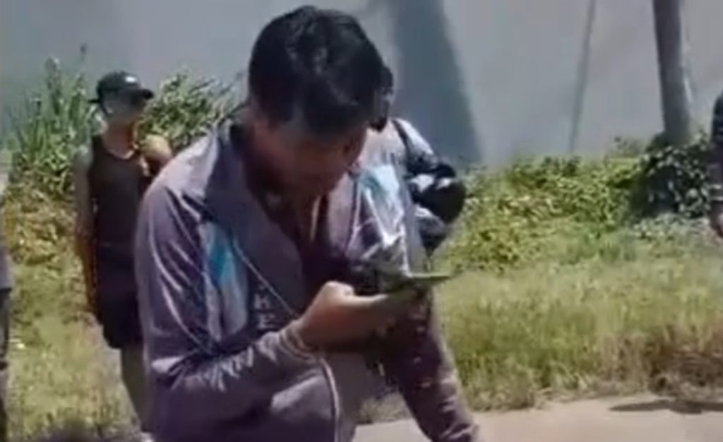 Mujer en la vía Daule
