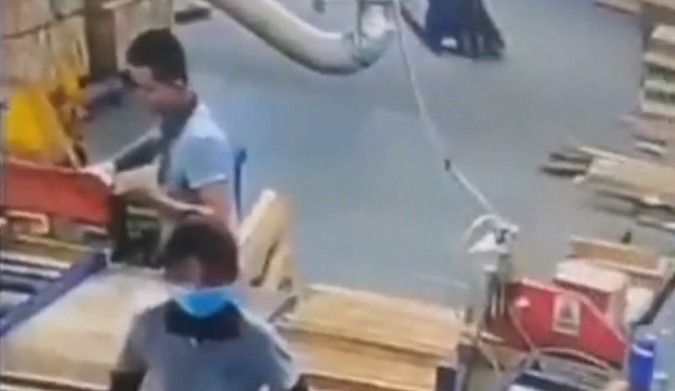El trabajador y su mano.