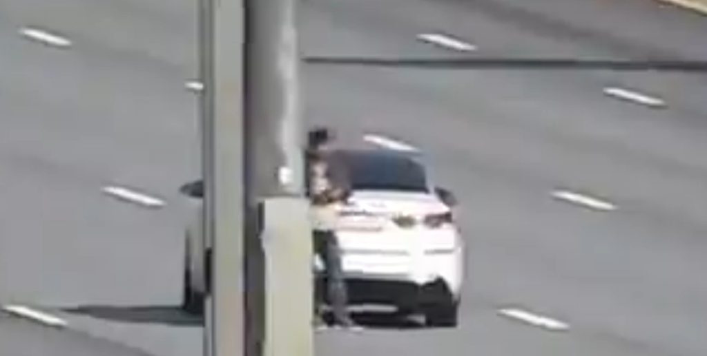 Conductor esperaba ayuda en una autopista