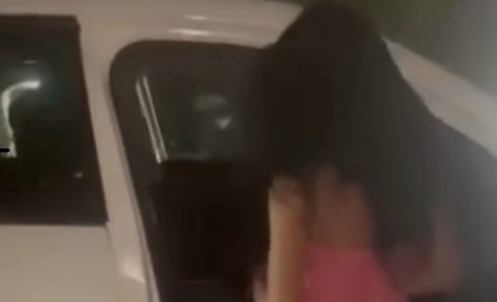 Mujer embarazada protagoniza discusión callejera por conflicto sentimental