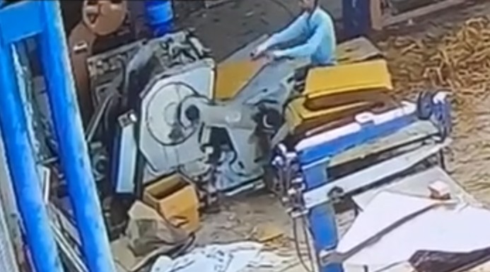 Trabajador queda atrapado en prensa industrial dentro de fábrica en India