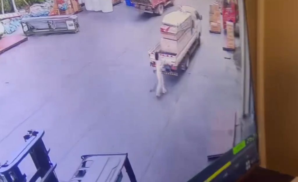 Trabajadora protagoniza accidente laboral tras maniobra con montacargas