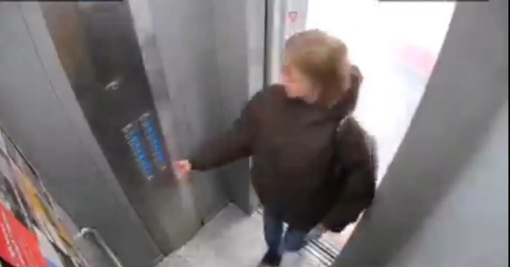 La mujer y el ascensor.